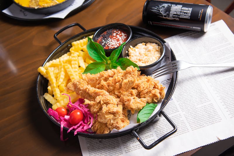 Classic crispy chicken tenders with dipping sauce